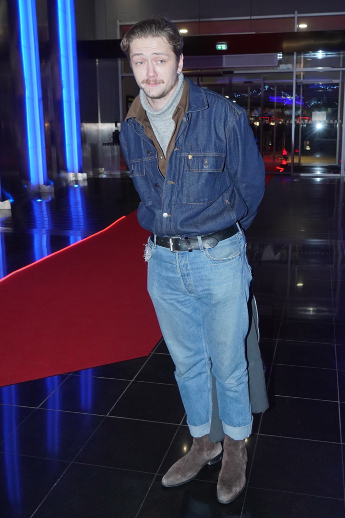 Herec z mladé generace rád střídá eleganci a ležérnost.