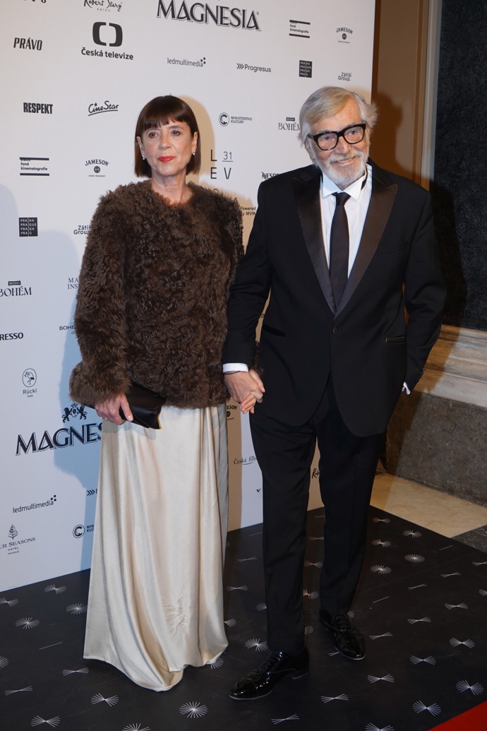 Loni se pak Andrea Bartošková po boku manžela zúčastnila Českých lvů v tomto looku...