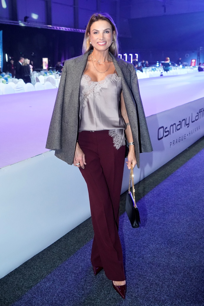 Modelka Klára Kováčová Medková sáhla po topu v podobném provedení a ukázala, že satén s krajkou vypadá skvěle v noblesním looku se sakem, elegantními kalhotami a botami do špičky. Nápaditá a trendy kombinace šedé s vínovou pak rozbíjí jakoukoliv nudu.