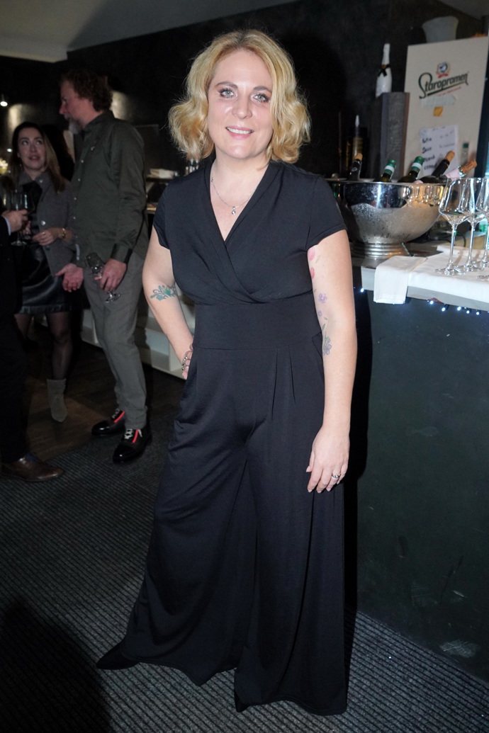 Dcera po zesnulém skladateli Petrovi Hapkovi. 