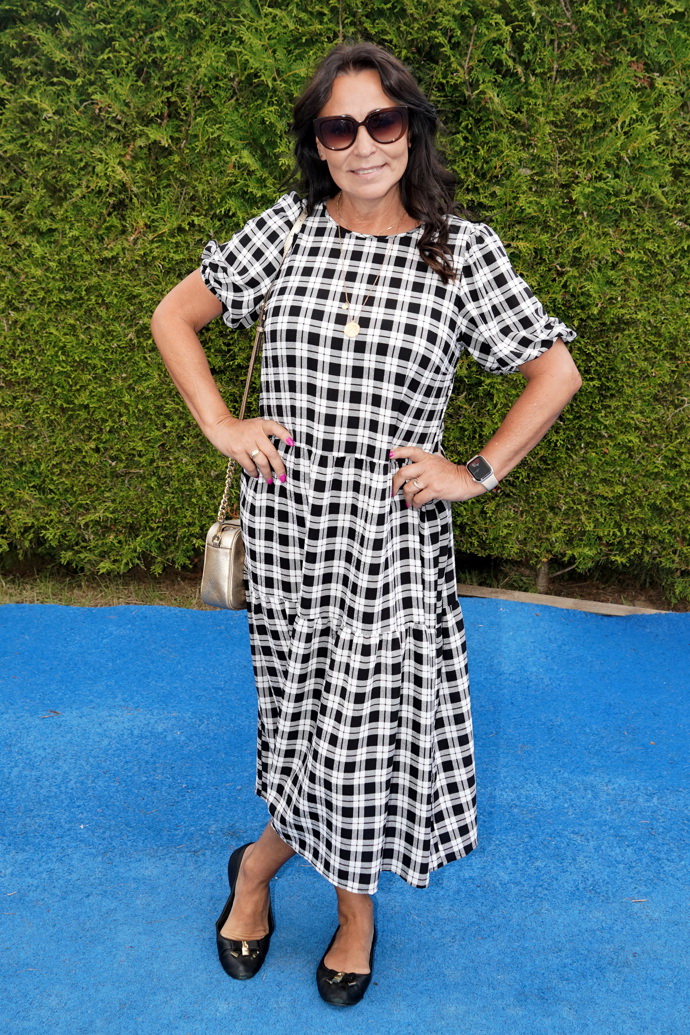 Cizí jí není ani černo-bílá kombinace. 