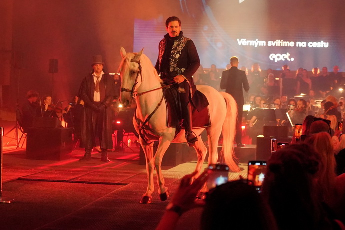 Zároveň ale Vojtěch Kotek ukázal notnou dávku elegance jako hradní pán v reality show Zrádci.