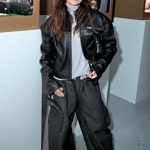 Radka Třeštíková nosí roláky s koženými bundami, širokými kalhotami a originálními botami.