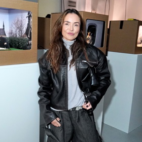 Radka Třeštíková nosí roláky s koženými bundami, širokými kalhotami a originálními botami.