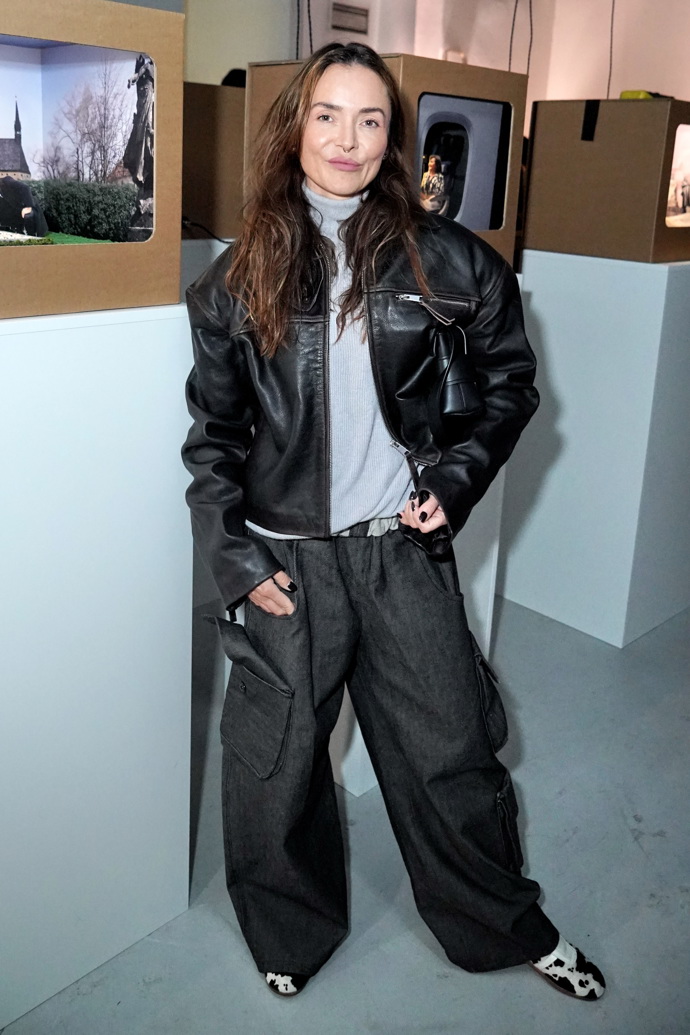 Radka Třeštíková nosí roláky s koženými bundami, širokými kalhotami a originálními botami.