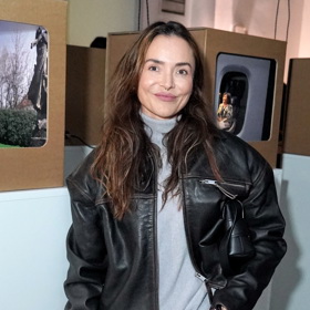 Spisovatelka dokazuje, že i takové klasice, jako je zdánlivě nudný rolák, můžete vdechnout nový život, pokud tento tradiční prvek zkombinujete s trendy kousky.