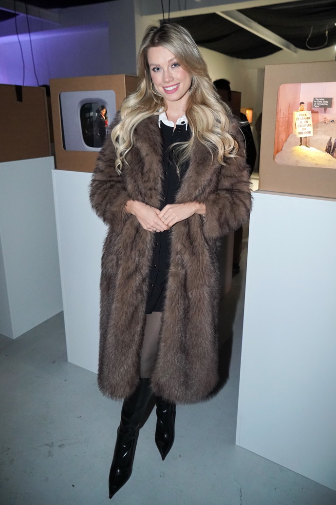 Ve společnosti se Justýna ukázala také v teplém luxusním kožichu. 
