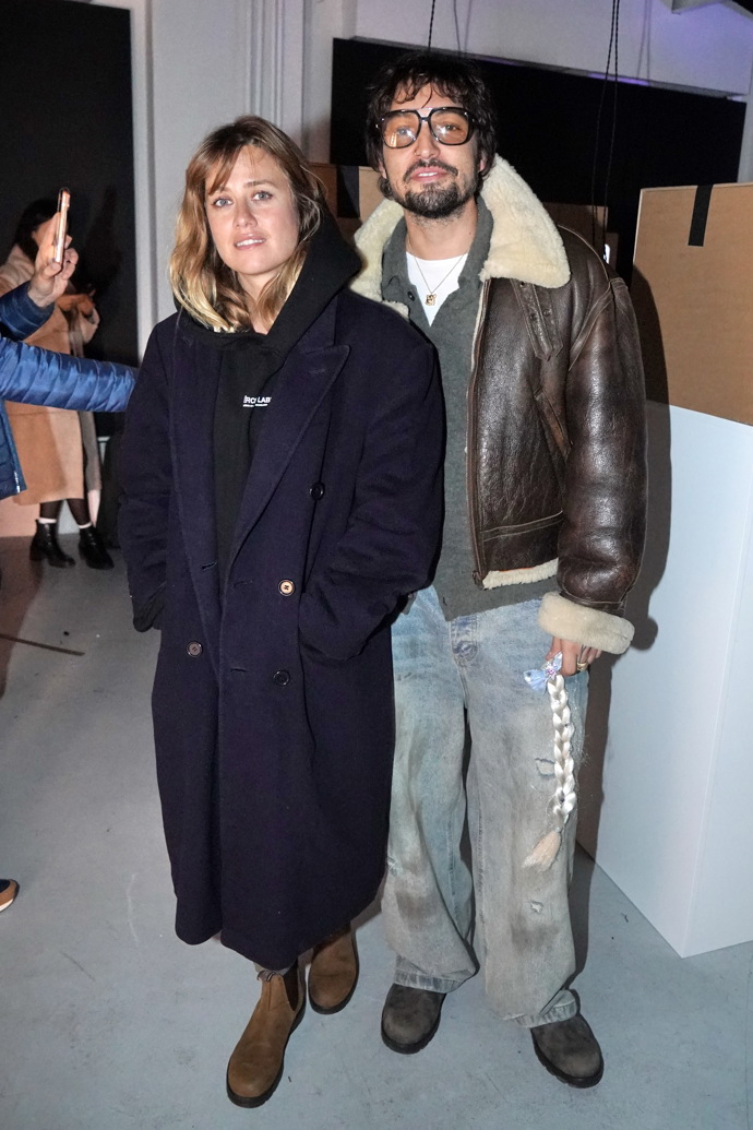 Emma Smetana si hoví v tmavě modrém vlněném kabátu. 