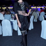 Totéž platí i o průhledných částech. Ve spojení s krátkou délkou šatů bruslíte jako Iveta Lutovská na tenkém ledě.