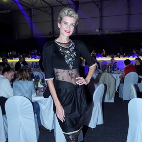 Totéž platí i o průhledných částech. Ve spojení s krátkou délkou šatů bruslíte jako Iveta Lutovská na tenkém ledě.