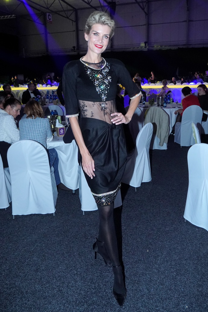 Totéž platí i o průhledných částech. Ve spojení s krátkou délkou šatů bruslíte jako Iveta Lutovská na tenkém ledě.