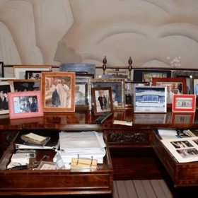 Fotografie s Trumpem na Epsteiniově stole vpravo.