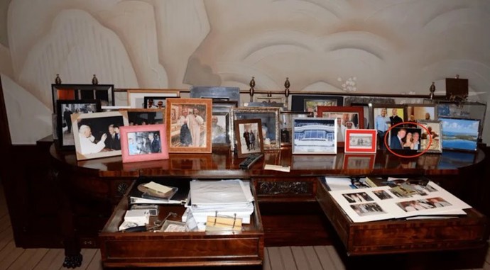 Fotografie s Trumpem na Epsteiniově stole vpravo.