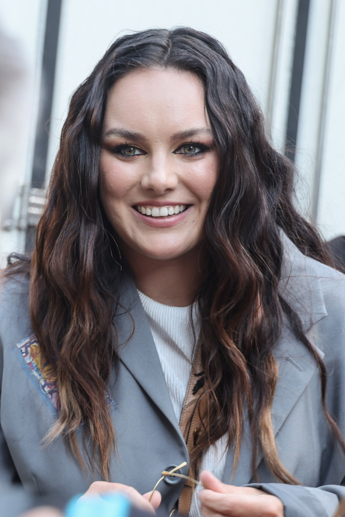 Na filmovém festivalu v Karlových Varech v roce 2023 měla Ewa vlasy kratší a vidět byly lehce zesvětlené prameny.