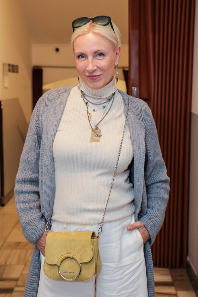 Široké kalhoty, dlouhý kardigan i nepřehlédnutelné doplňky si rozumí jak s rolákem, tak s neutrálními barvami, které rázem ozvláštní.