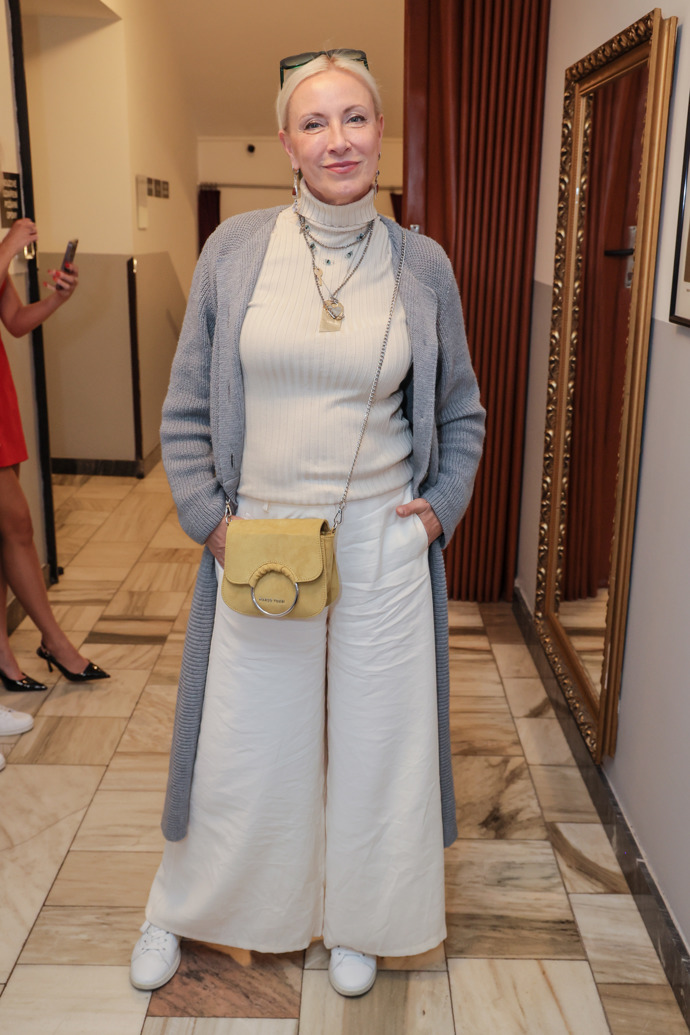 Herečka a zpěvačka Renata Drössler si oblíbila volnější střihy, ke kterým obléká upnutější roláky.