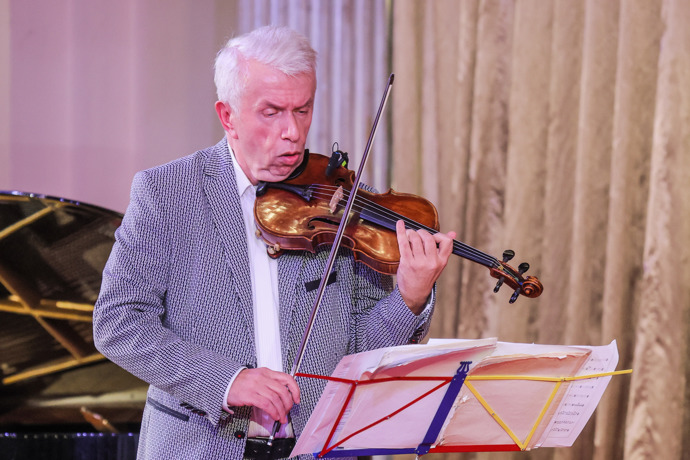 V módě má rád kousky, ve kterých nezapadne.