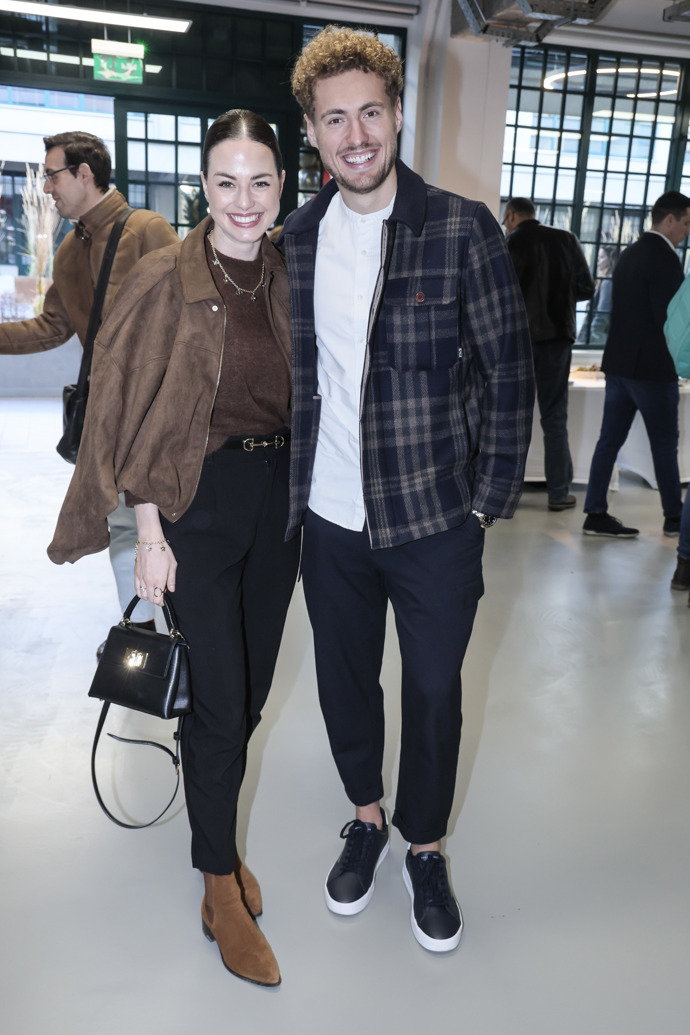 Betty Minaříková oblékla hnědou bundu, ke které vyladila také své polobotky. 