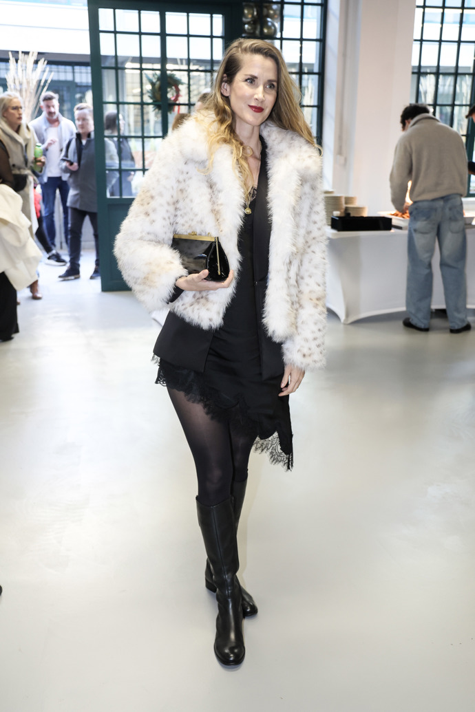 Jana Bernášková svůj černý outfit pomocí světlého kožíšku ozvláštnila.