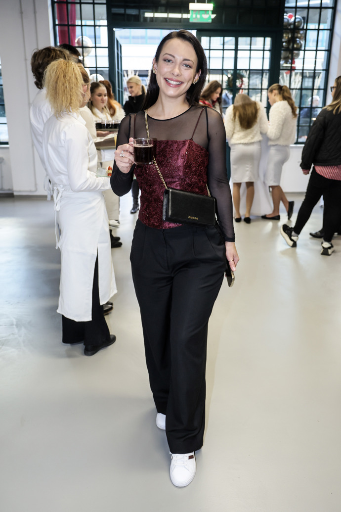 Veronika Petruchová oblékla metalický rudý korzet doplněný o černé společenské kalhoty a bílé tenisky. 