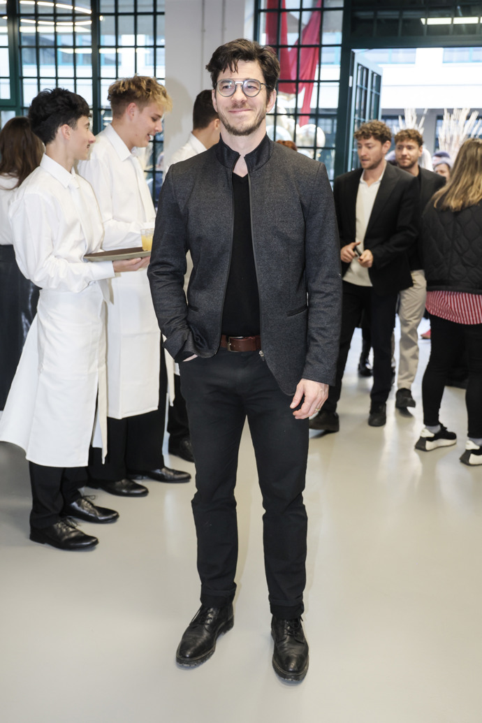 Marek Adamczyk oblékl elegantní tmavě šedé sako. 