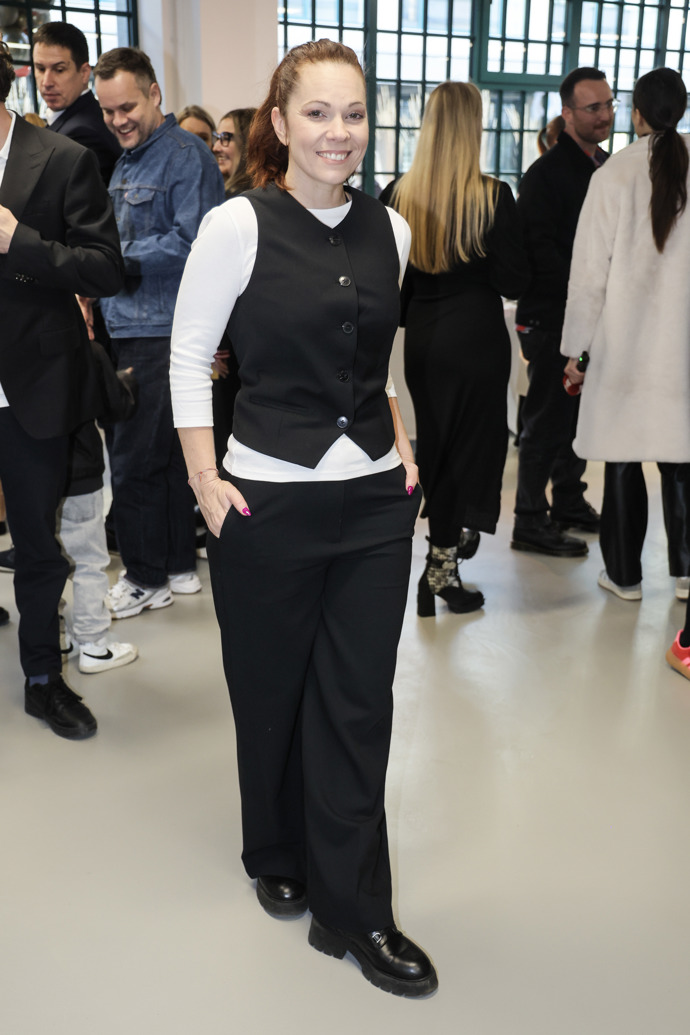 Míša Nosková oblékla bílé tričko a přes něj černou vestu. 