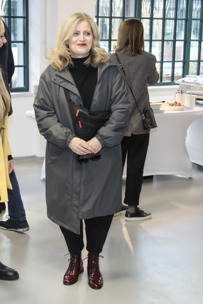 Eva Leinweberová přišla v šedém plášti a pochlubila se novou blond barvou vlasů. 