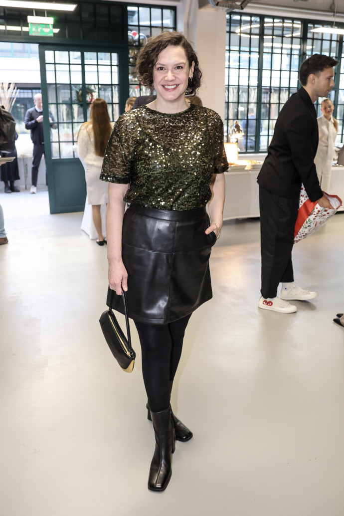 Hana Baroňová oblékla kombinaci flitrového topu a kožené sukně. 