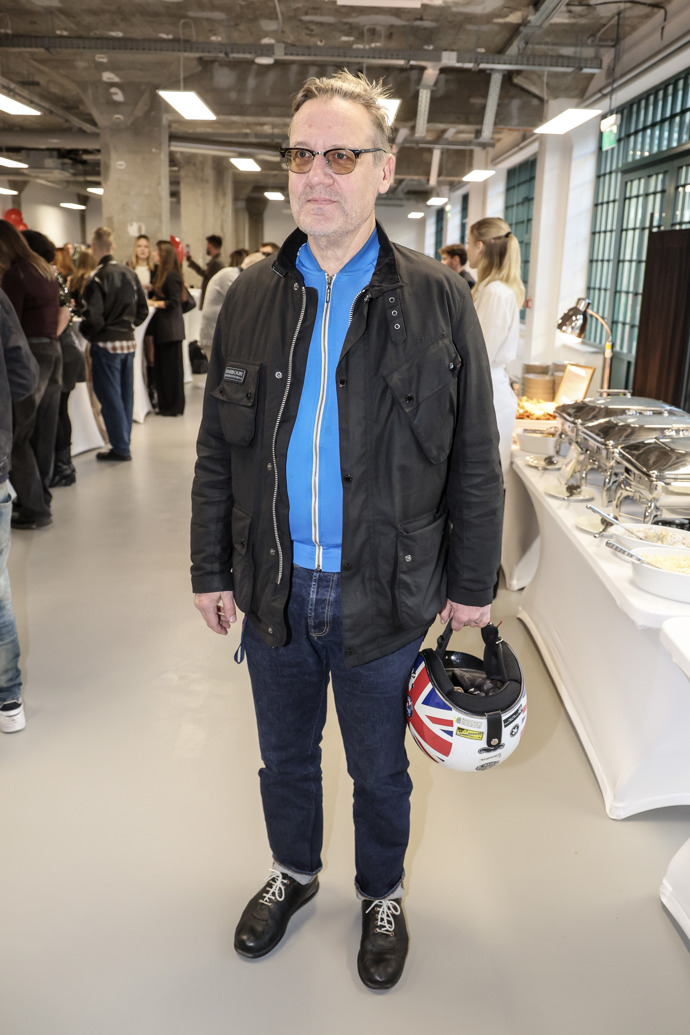 David Matásek oblékl džíny a modrou mikinu, na večírek přijel na své oblíbené motorce. 