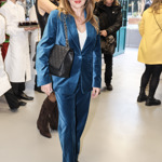 Dana Morávková oblékla modrý sametový kostýmek a k němu vynesla luxusní prošívanou kabelku Chanel.