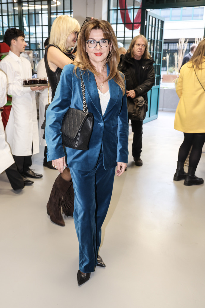 Dana Morávková oblékla modrý sametový kostýmek a k němu vynesla luxusní prošívanou kabelku Chanel. 