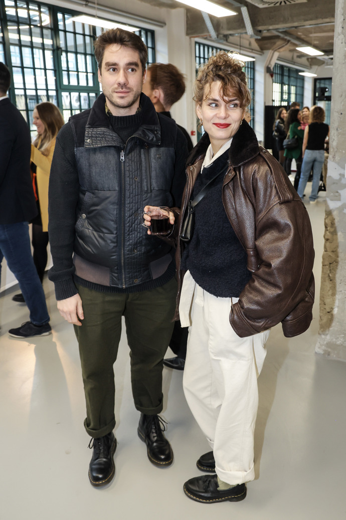 Markéta Děrgelová oblékla bílé kalhoty a hnědou koženou bundu v oversize verzi. 