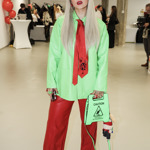 Sharlota vynesla kontrastní kombinaci neonově zelené košile, rudých kalhot, kravaty a baretu. Vše doplnila originální neonovou kabelkou.