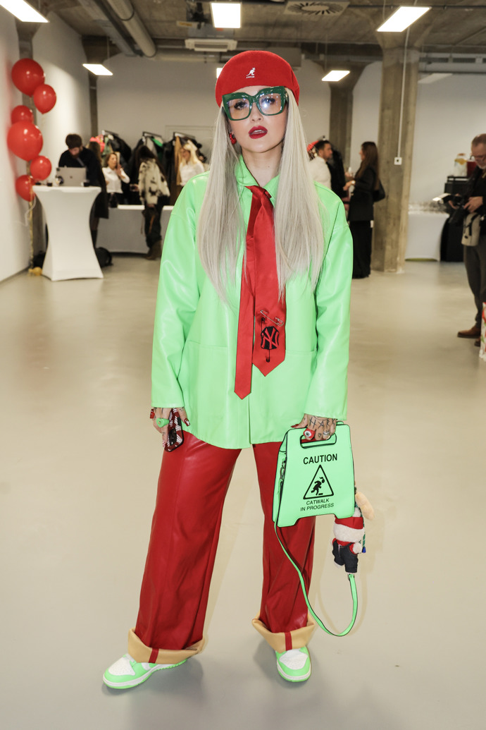 Sharlota vynesla kontrastní kombinaci neonově zelené košile, rudých kalhot, kravaty a baretu. Vše doplnila originální neonovou kabelkou. 