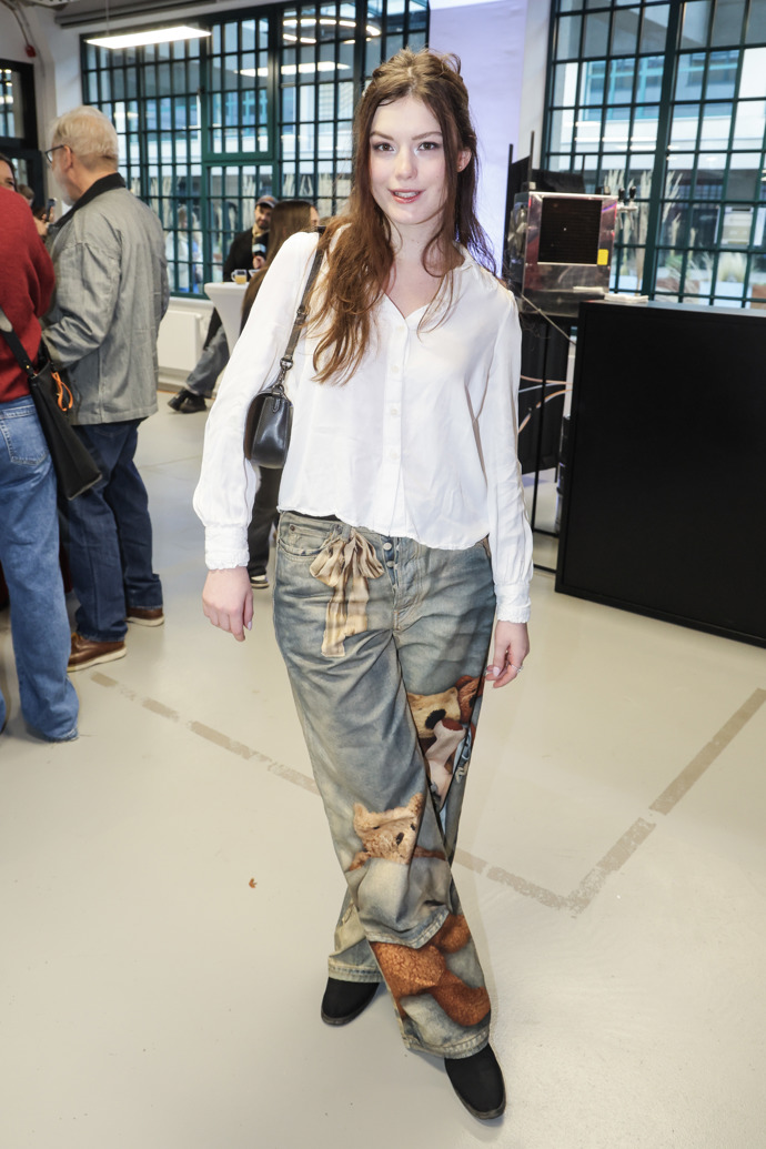 Sára Korbelová vsadila na bílou košili a vzorované kalhoty. 