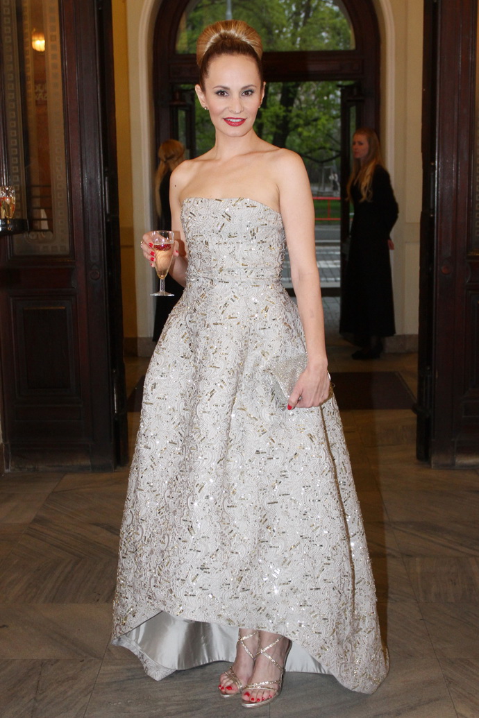 Po skončení společenské akce Monika střevíčky ráda zouvá. 