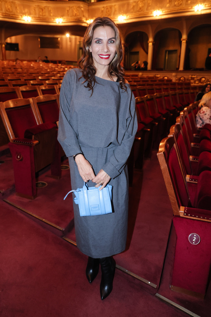 Modrý doplněk dokáže oživit i jinak obyčejný look.