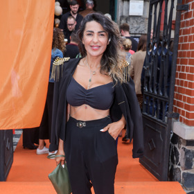 Anife Vyskočilová vyrazila na tiskovou konferenci televize Prima v outfitu, který byl dost odvážný. Přitom by stačilo málo - obléknout a zapnout barevné sako a vyměnit obutí. 