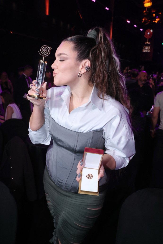 Ewa Farna dokázala, že bílou košili je možné v outfitu použít kreativnějšími způsoby, než jsme zvyklí. 