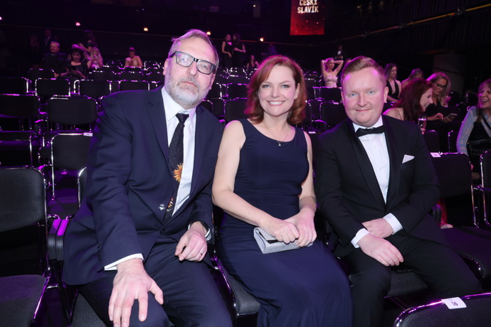 Dagmar oblékla černé šaty s holými rameny.