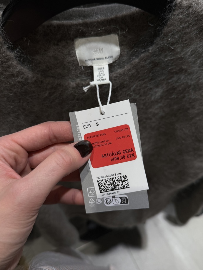 Cena svetru přímo v obchodě. 