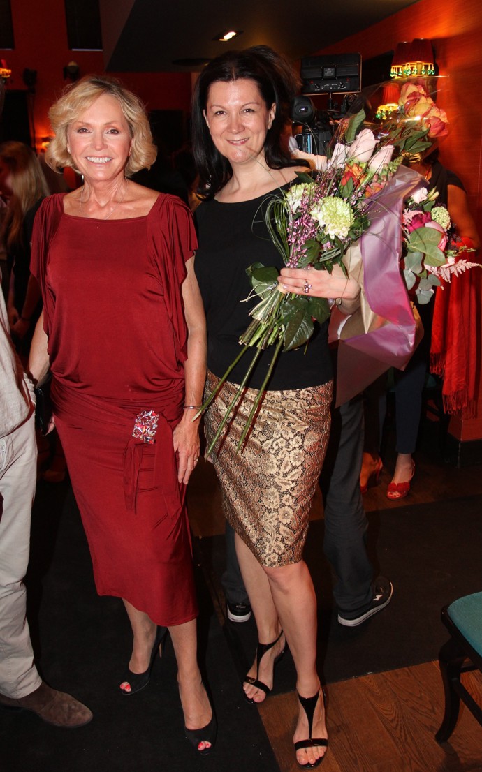 Patří také k dvorním návrhářkám Heleny Vondráčkové, která jí v začátcích kariéry hodně pomohla.