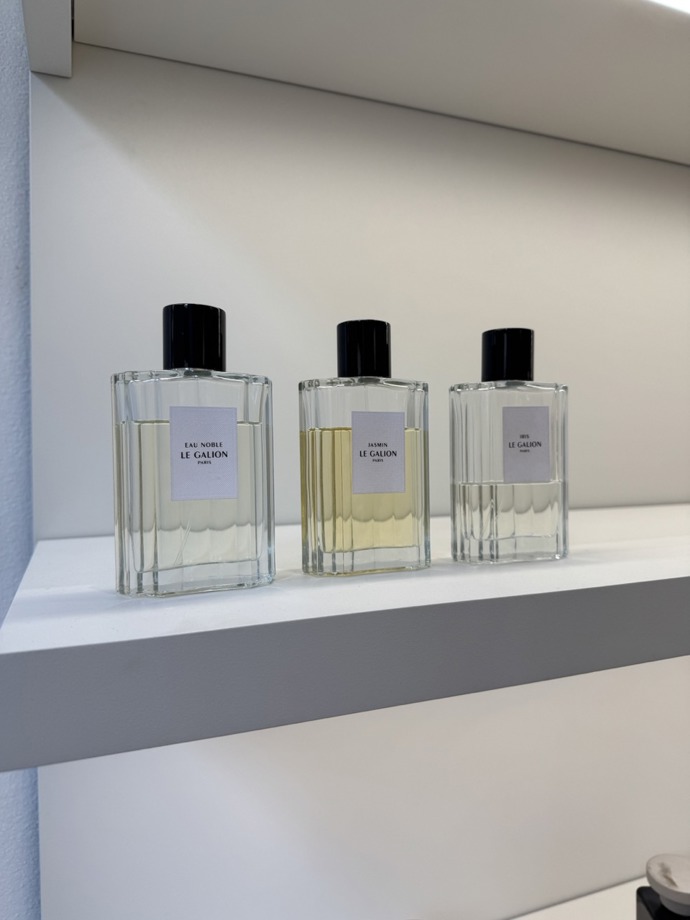 Francouzský parfemářský dům Le Galion byl založen v roce 1930 princem Muratem, který byl potomkem Joachima Murata, švagra Napoleona I. Název Le Galion je inspirován majestátností námořních lodí, které v člověku vyvolávají pocity svobody a úniku.