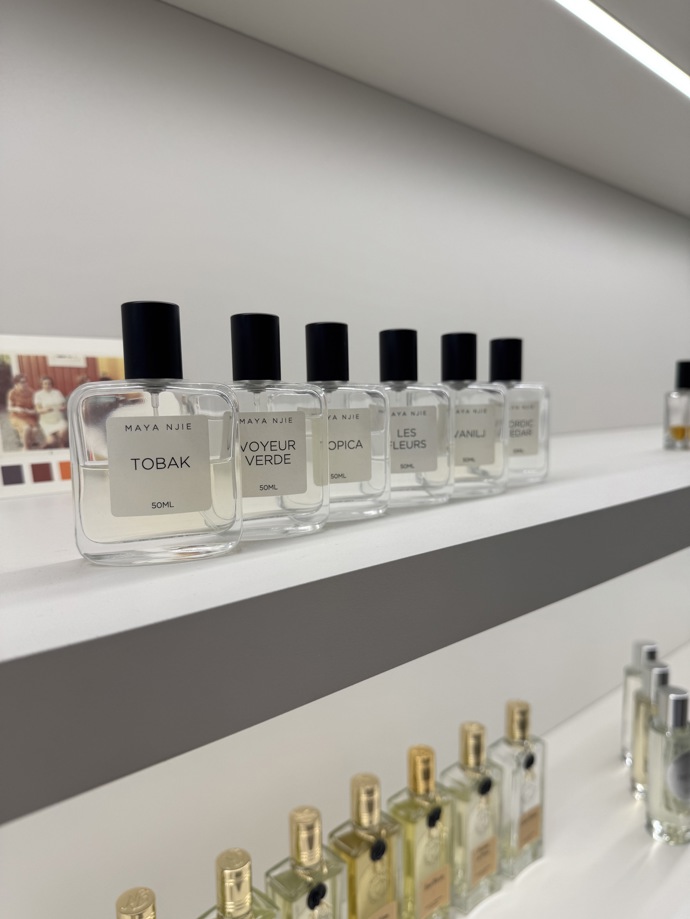 Parfémový niche brand, pojmenovaný po své stvořitelce Maya Njie Perfumes, byl založen v roce 2016. Od prvních okamžiků pracuje s kvalitními řemeslnými směsmi, jejichž vůně jsou hluboce zakořeněny ve švédské a západoafrické kultuře Mayi.