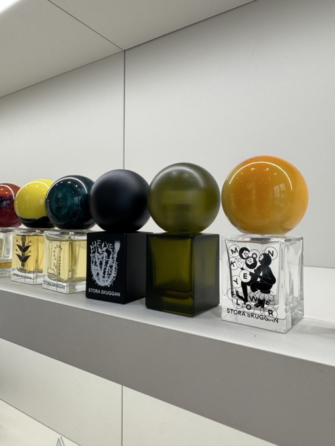 Parfémy značky Stora Skuggan s mysteriózními názvy i příběhy, charakteristickou skandinávskou estetikou na obalech i flakonech a unikátním přístupem k jednotlivým ingrediencím, s nimiž přichází skupina mladých švédských alchymistů.