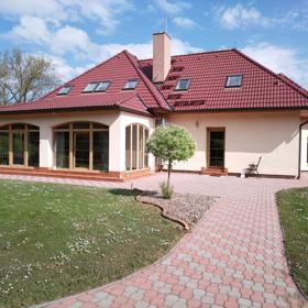 Pohled na dům Milana a Dany Drobných ze zahrady