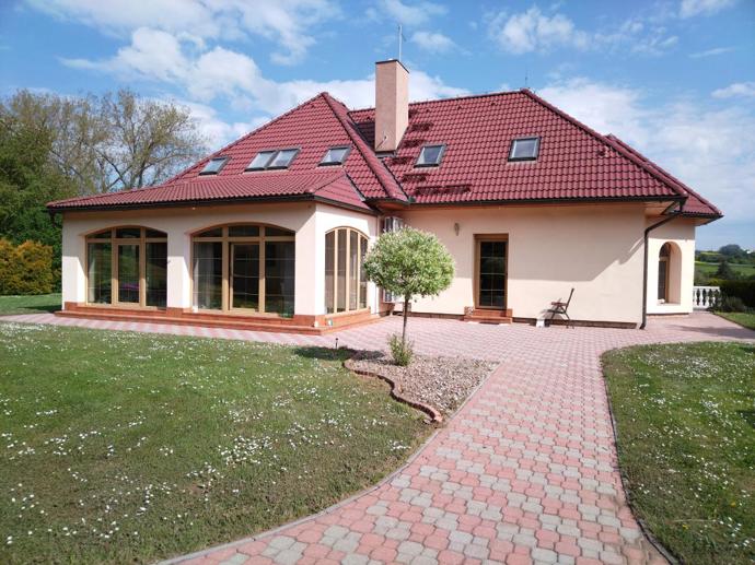 Pohled na dům Milana a Dany Drobných ze zahrady