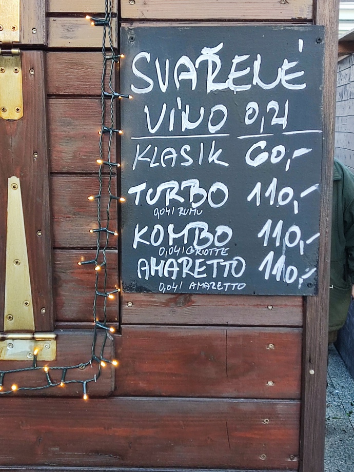 Svařené víno prodávají na trzích hned v několika variantách - klasik, turbo, kombo a amaretto.