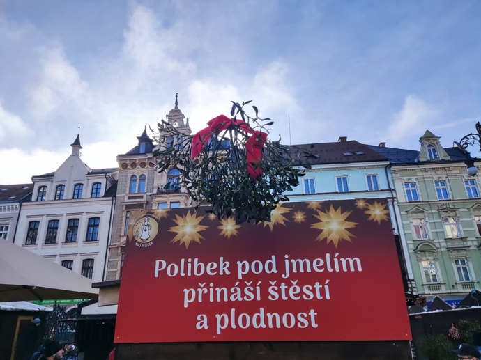 Příležitost zde dostanou i zamilovaní. Polibek pod obřím jmelím jim může přinést nečekané štěstí...