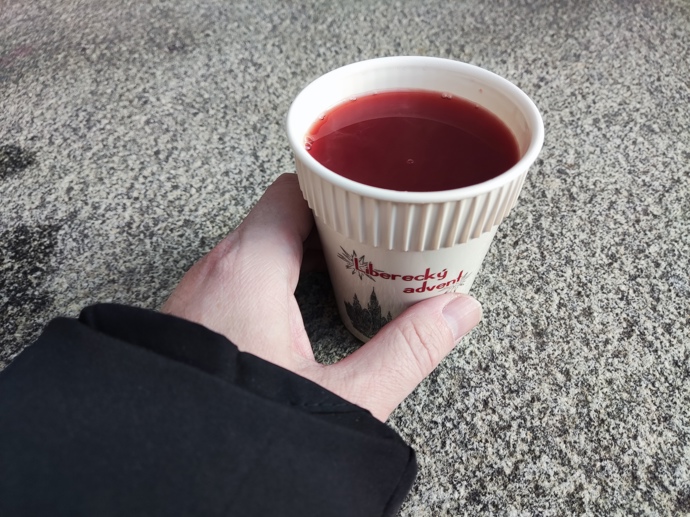 Za ochutnání určitě stojí i klasický punč s ovocem za 60 Kč.